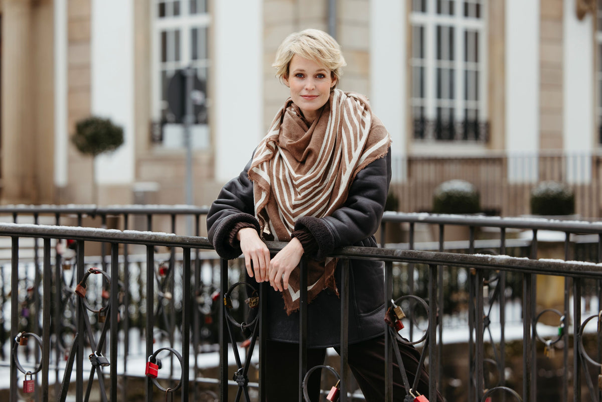 PATTI - Dreiecks-Schal - Farbe: Brown