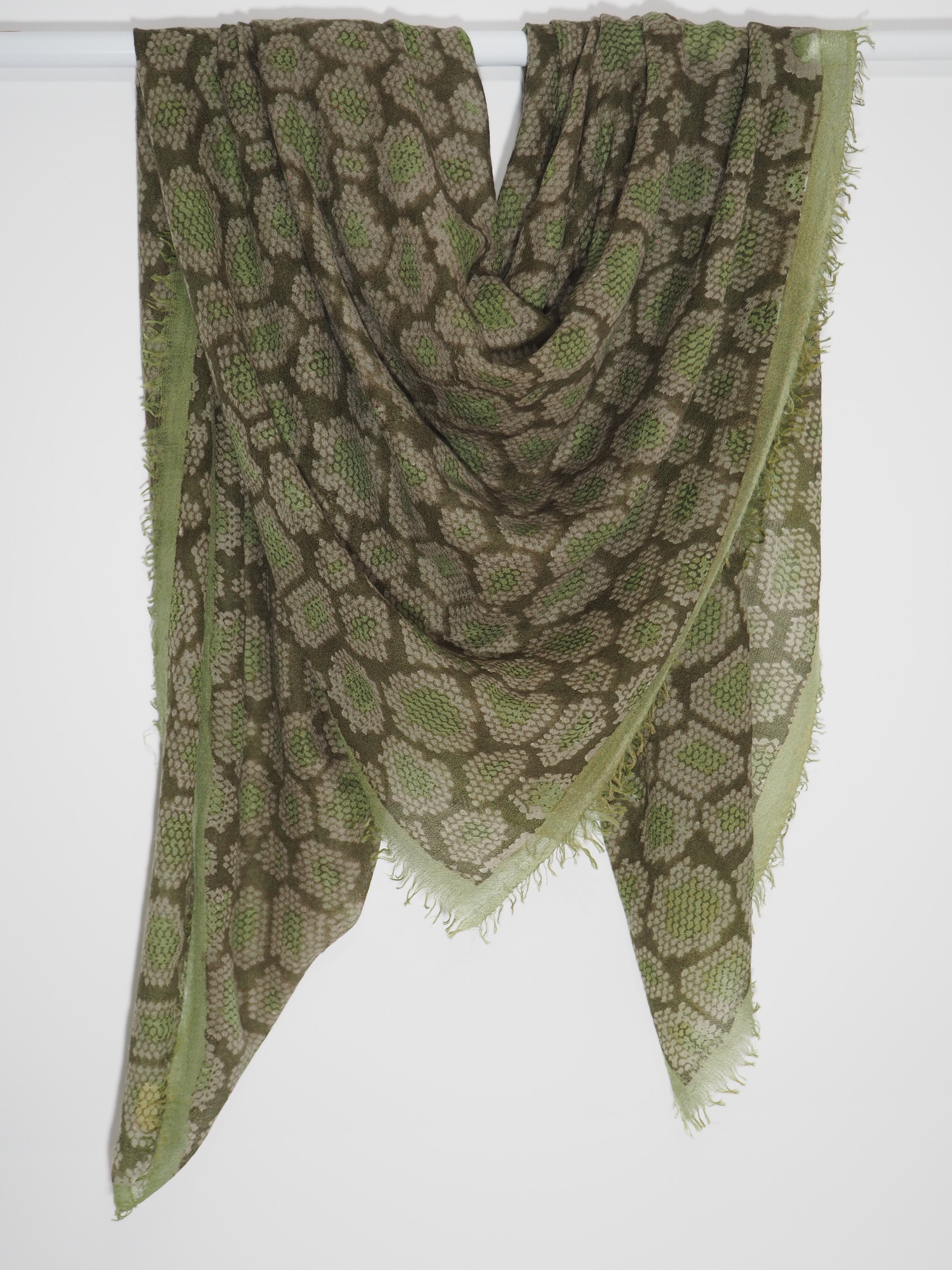 SCARPA - Federleichter Kaschmir-Schal -      Farbe: Green