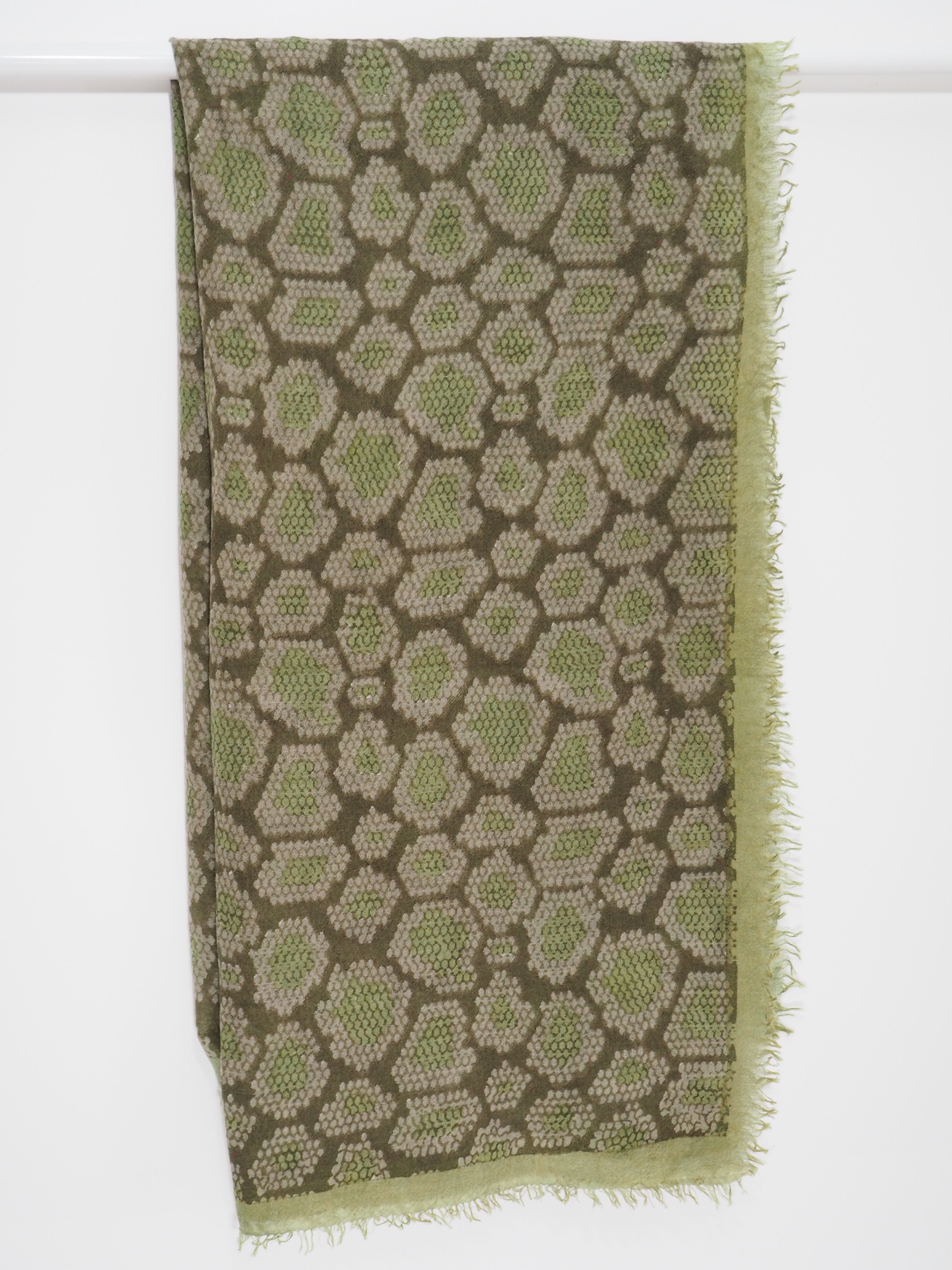 SCARPA - Federleichter Kaschmir-Schal -      Farbe: Green