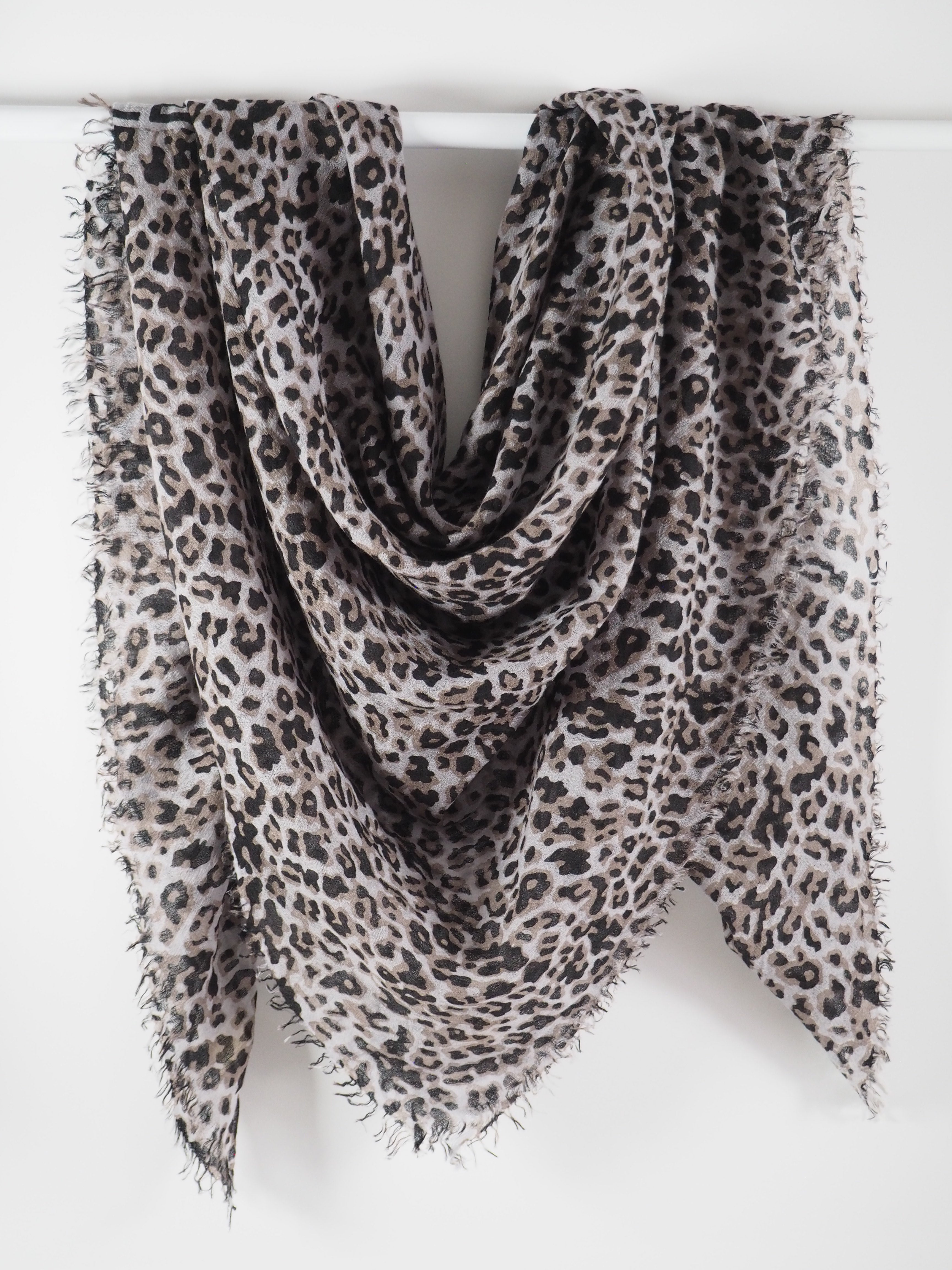 JANGALI - Federleichter Kaschmir-Schal -      Farbe: Grey-Black