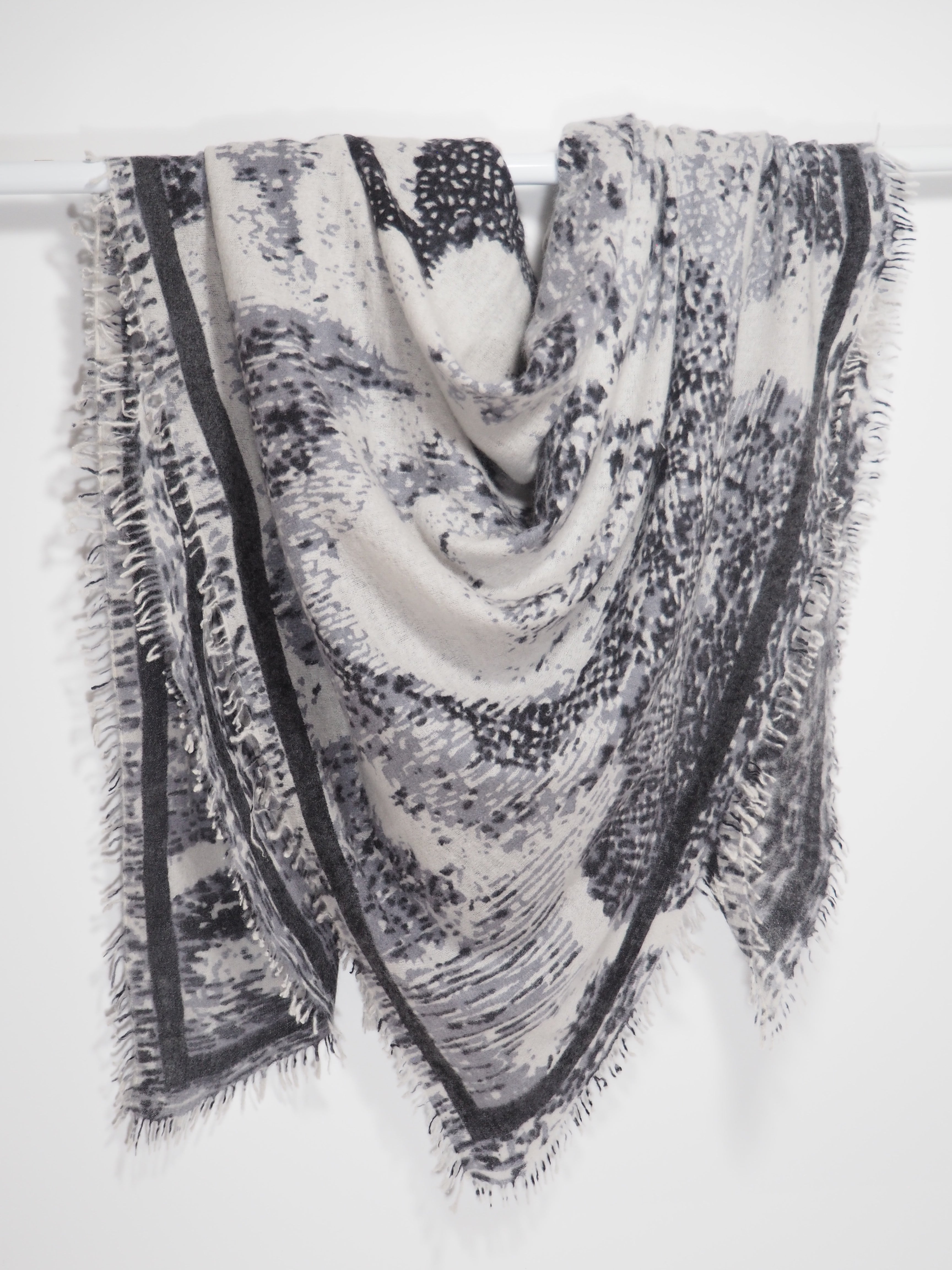 CLOUDS - Cashmere-Schal -     Farbe: Black