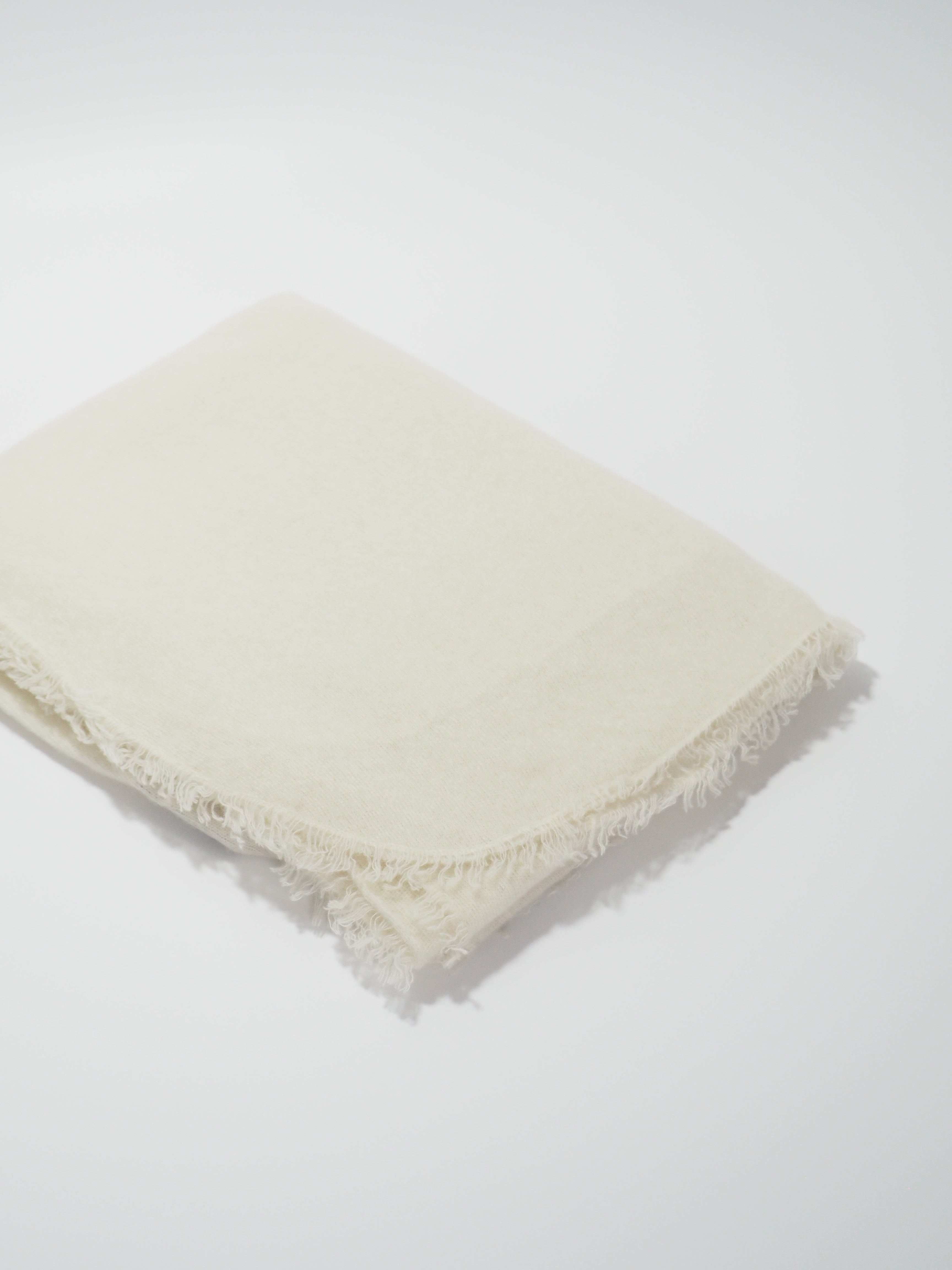 Putali - Cashmere Cape          Farbe: Offwhite 132L