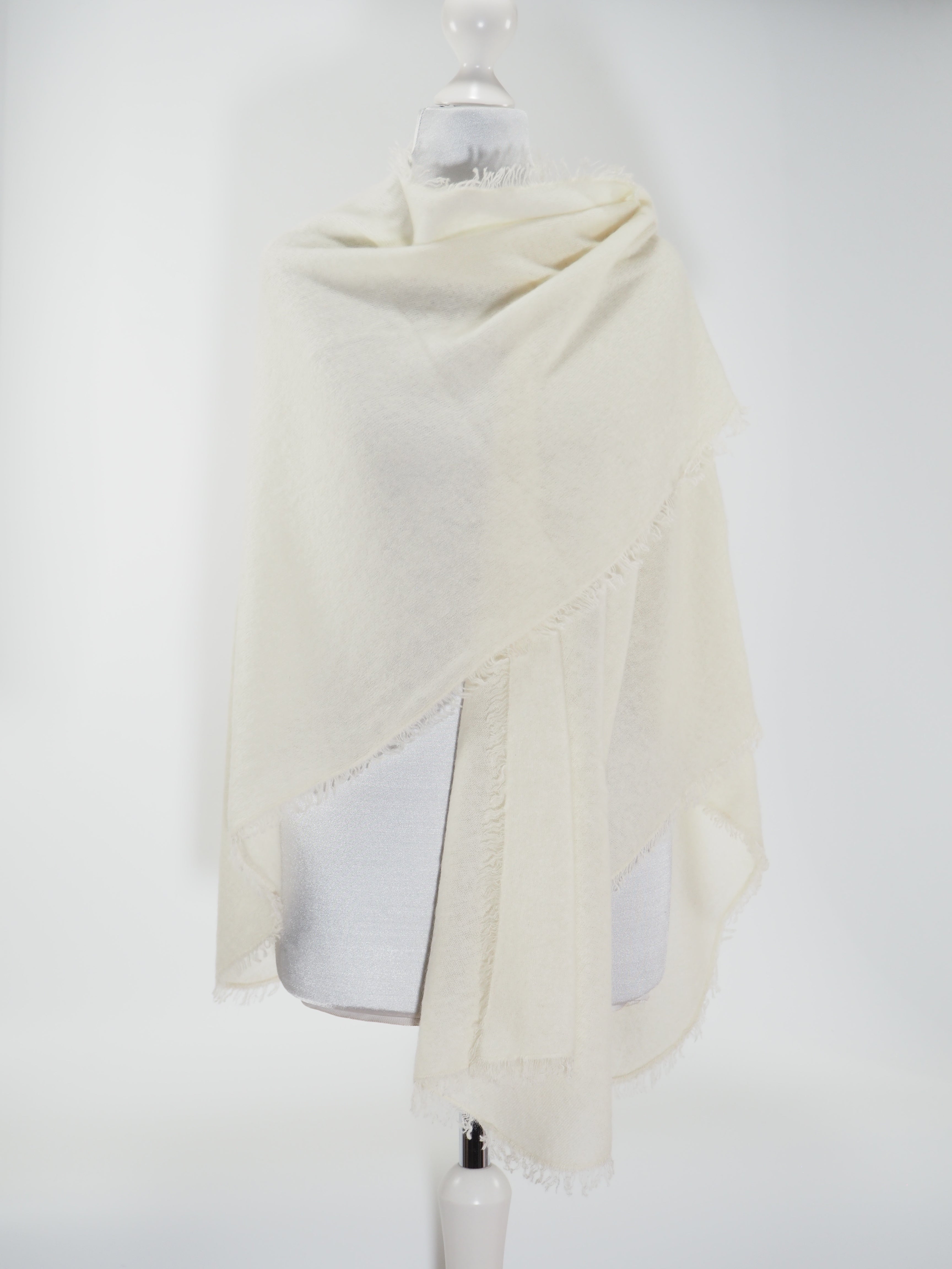 Putali - Cashmere Cape          Farbe: Offwhite 132L