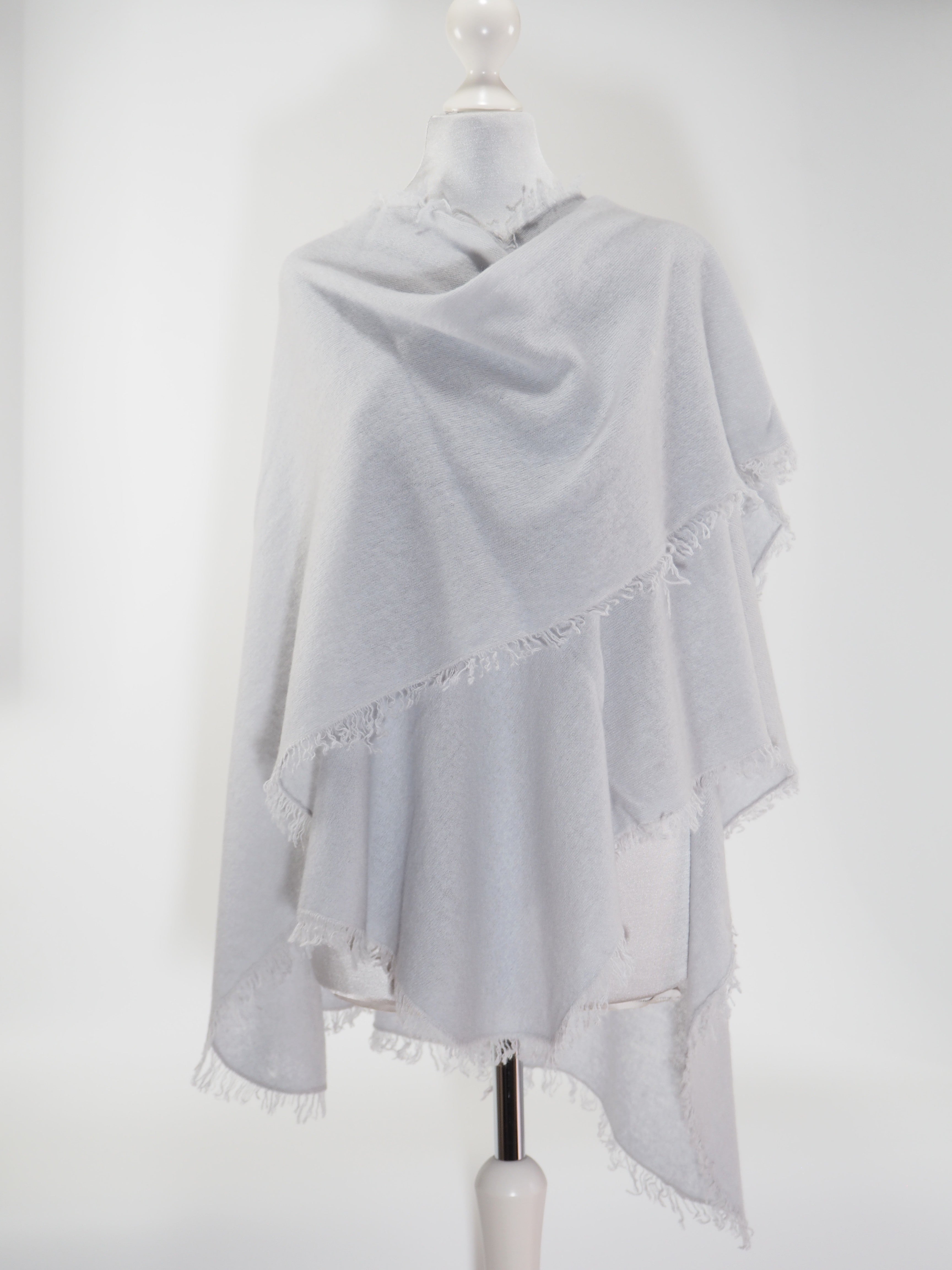 Putali - Cashmere Cape          Farbe: Silver 32