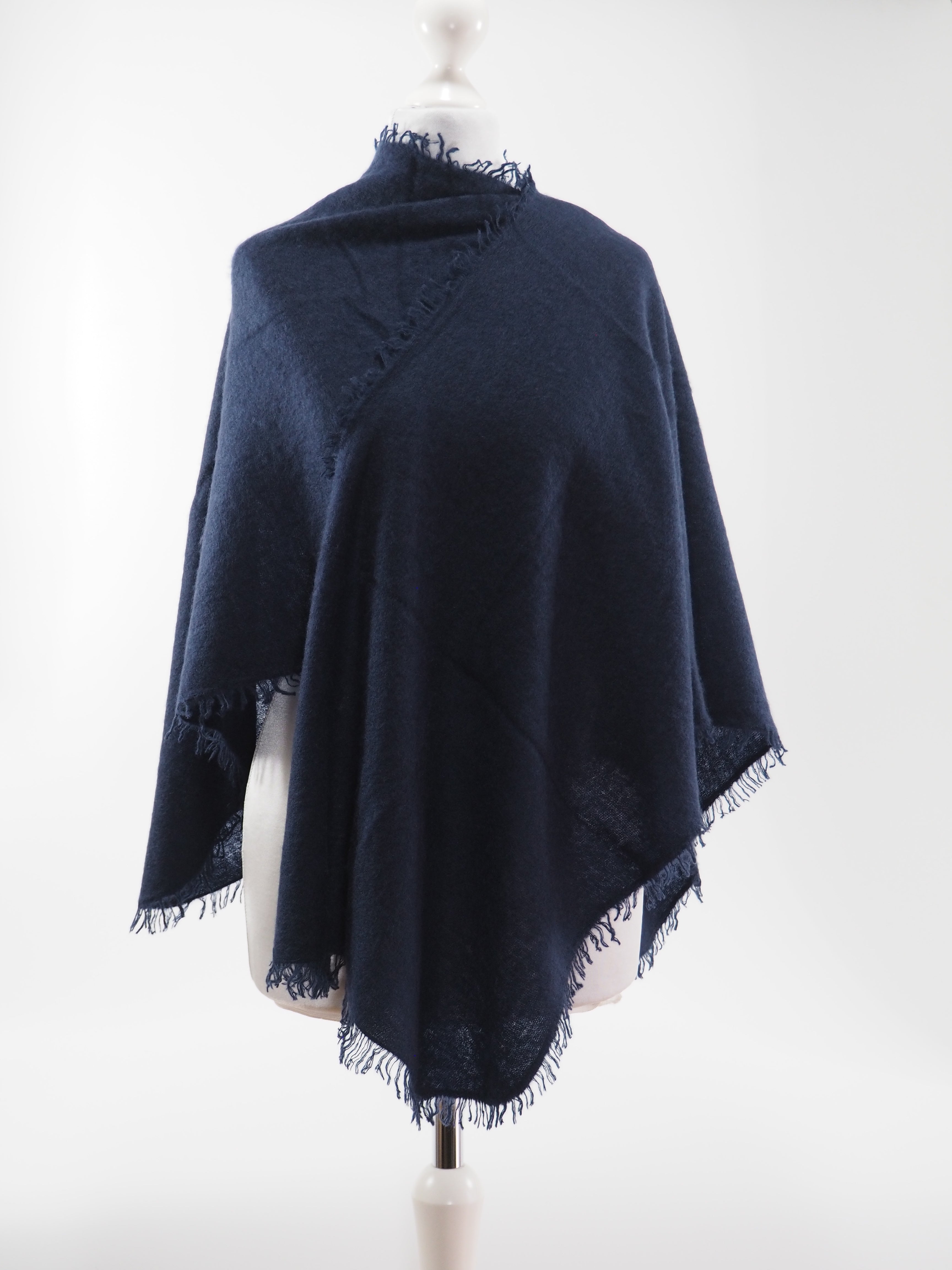 Putali - Cashmere Cape          Farbe: Outer Space 90D