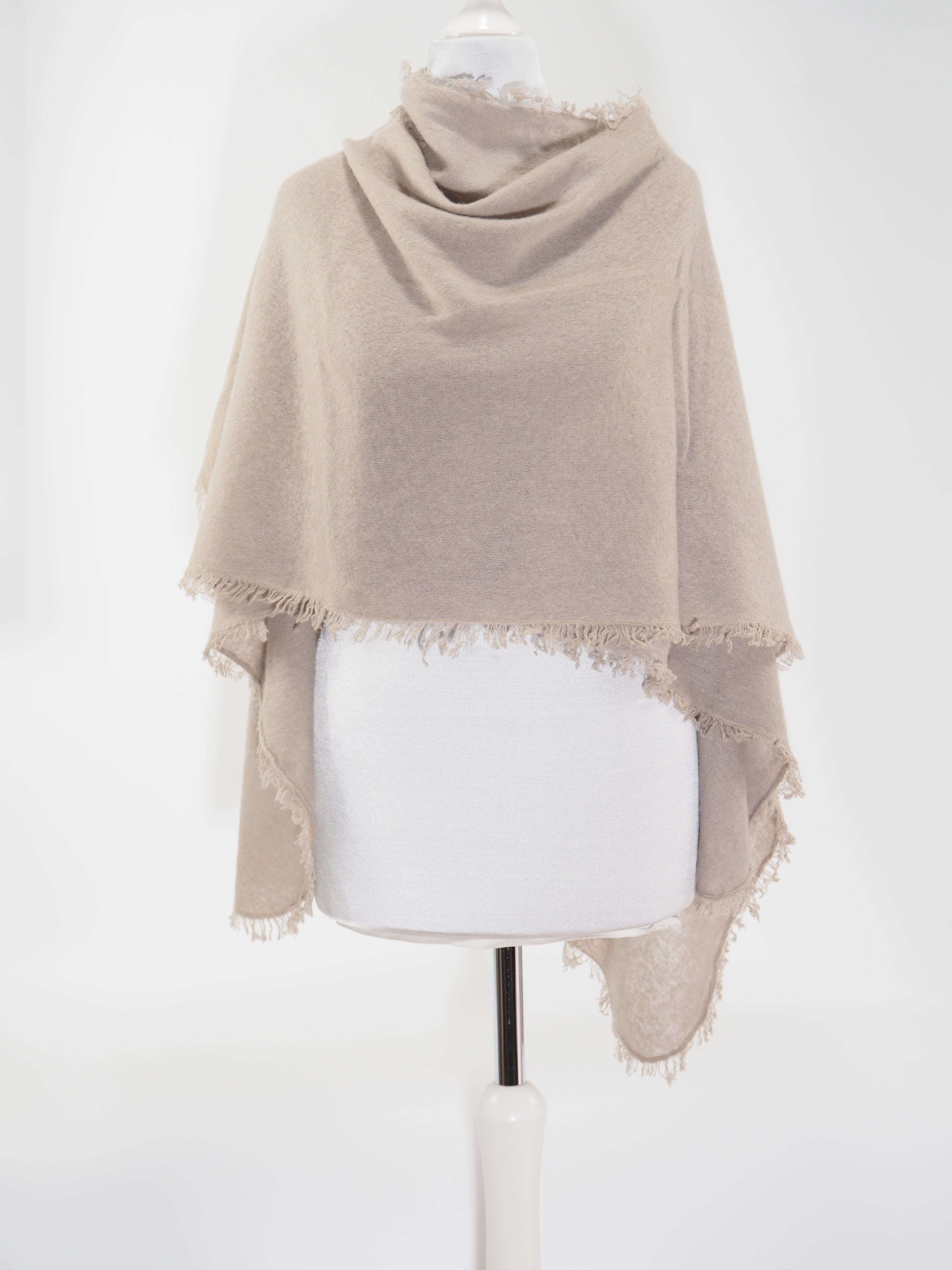 Putali - Cashmere Cape          Farbe: Nature 109LL